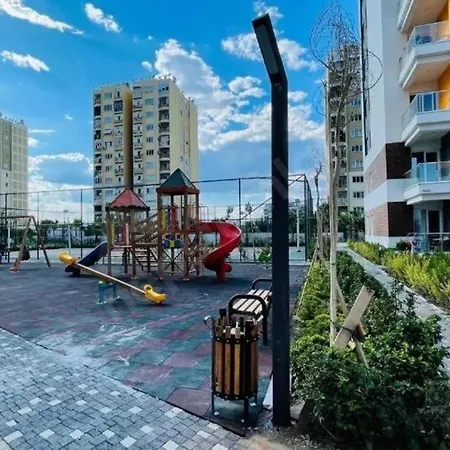 La Casa Airport House With A Pool Apartment