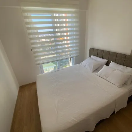 La Casa Airport House With A Pool Apartment *
