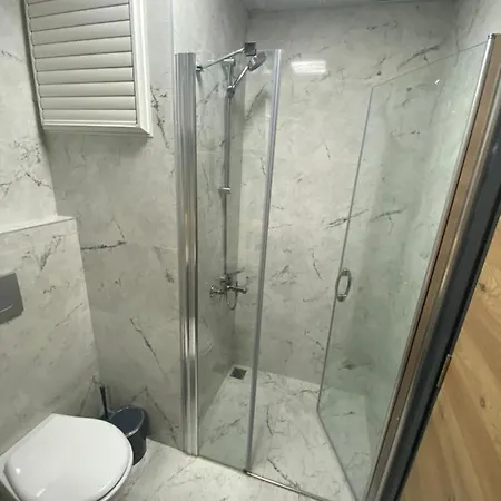 La Casa Airport House With A Pool Апартаменты