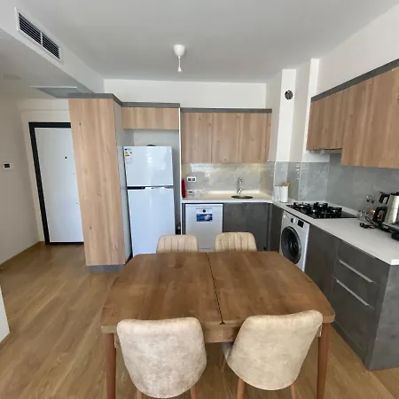 La Casa Airport House With A Pool Apartment